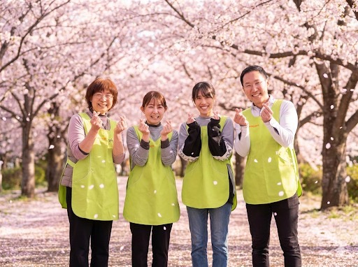 桜の下で心温まる在宅支援を